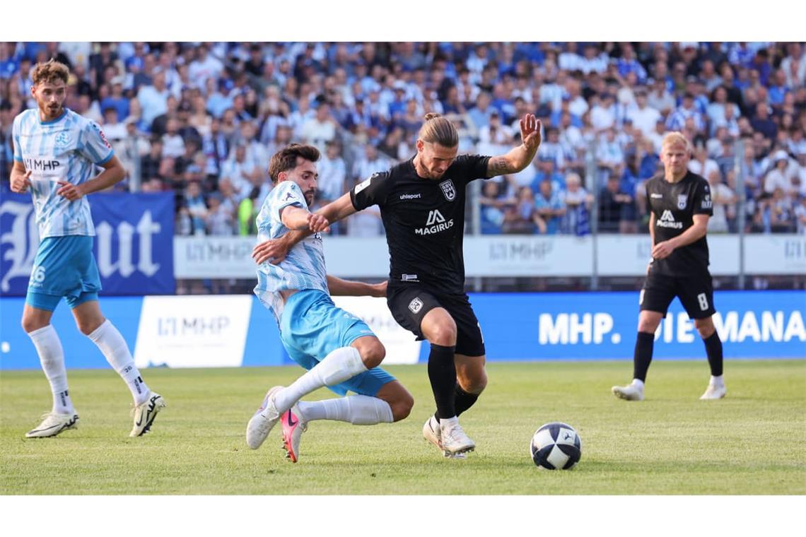 Kickers-Verteidiger Elvir Zukaj (li., gegen Ulms Dennis Chessa): Gegen Fulda soll im vierten Heimspiel der Saison der zweite Sieg im Gazi-Stadion auf der Waldau folgen.