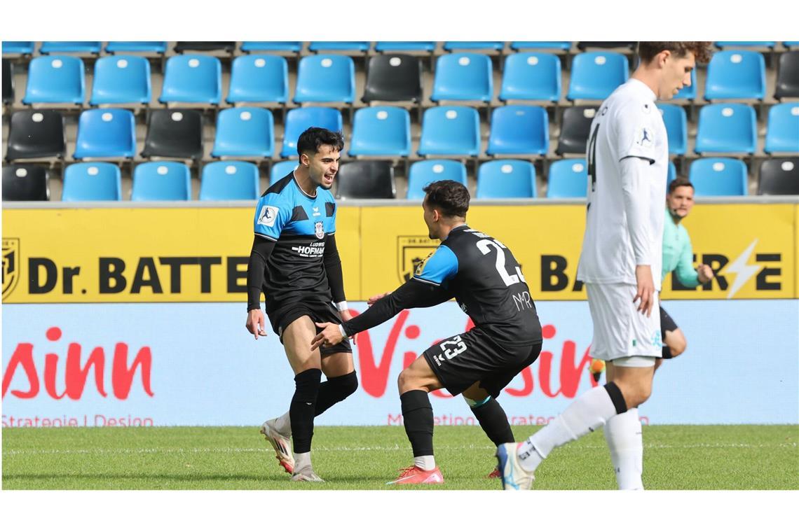 Kickers-Verteidiger Vincent Schwab (re.) ist enttäuscht: Das 0:3 beim FSV Frankfurt am 5. Oktober war schon die vierte 0:3-Auswärtsniederlage der Kickers in dieser Saison.