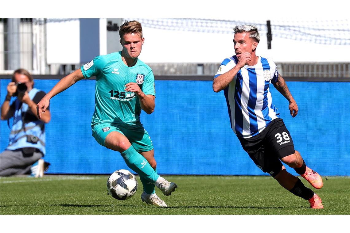 Können die Blauen dauerhaft intensiv auftreten? Kickers-Wirbelwind Christian Mauersberger (re.) gegen Frankfurts Jan-Erik Eichhorn – das Hinspiel verloren die Kickers gegen den FSV unglücklich mit 0:1.