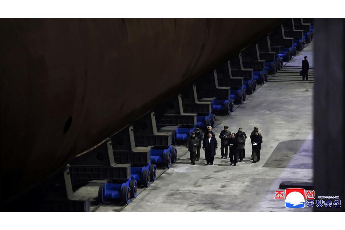 Bilder des Tages Kim Jong Un, Machthaber in Nordkorea, bei der Inspektion eines sich im Bau befindlichen Kriegsschiffs in einer Werft.