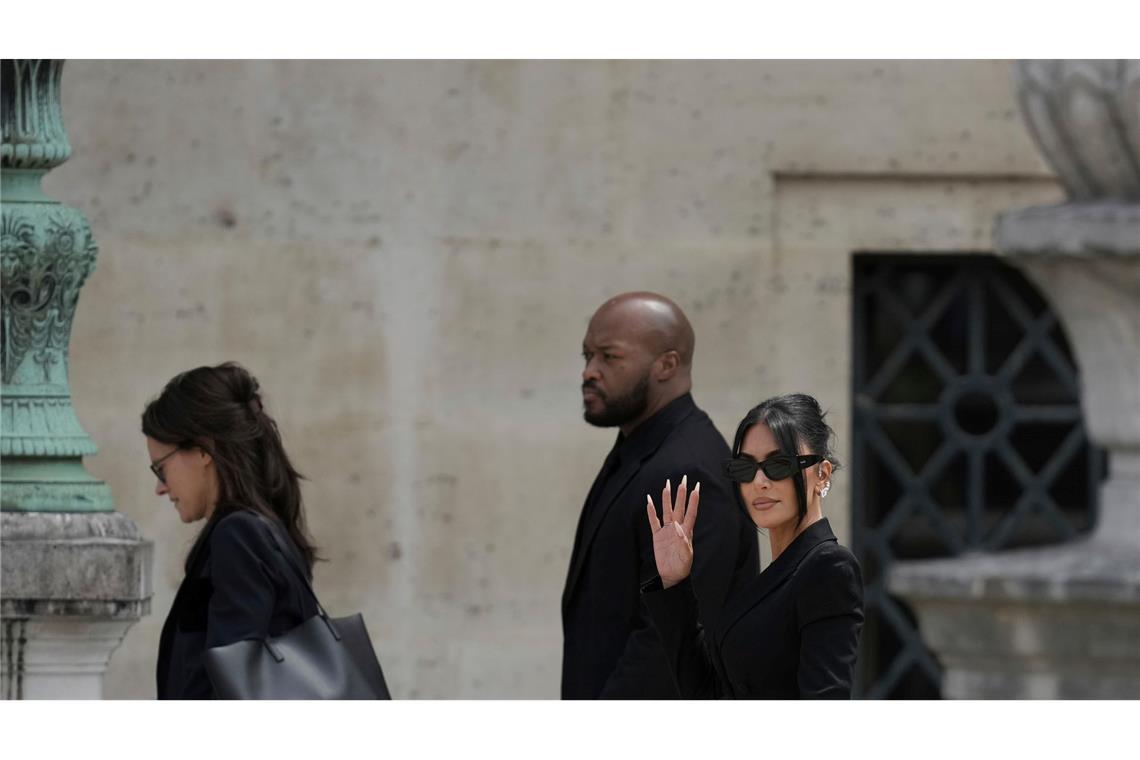Bilder des Tages Kim Kardashian winkt in die Kamera, als sie eintrifft, um im Prozess zum Raub von Juwelen in Millionenhöhe aus ihrem Pariser Hotelzimmer im Jahr 2016 auszusagen.