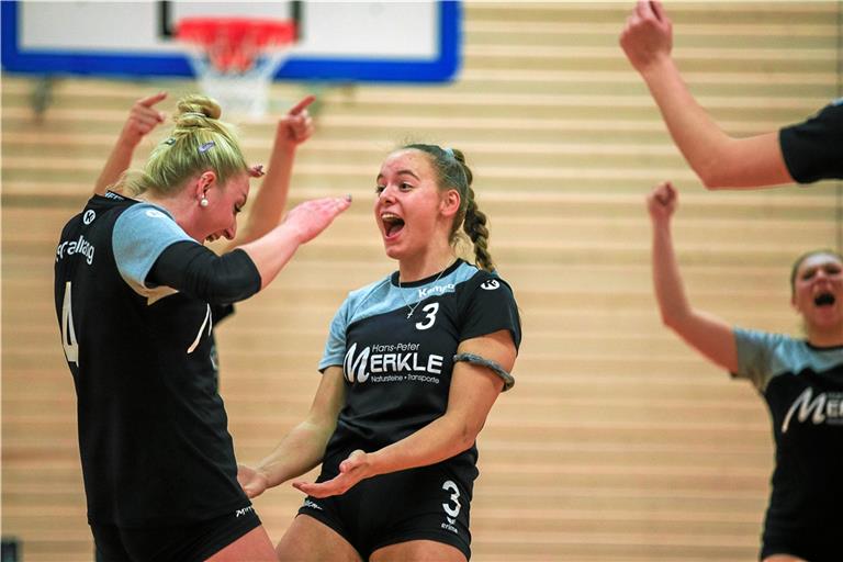 Kim Prade (rechts) zählt zu den Talenten, die den Schritt von der TSG an den Olympiastützpunkt gemacht haben. Bei Backnangs Volleyballerinnen um Vanessa Maglica ist die Freude darüber aber nicht völlig ungetrübt, fehlt Prade seither doch fürs Oberliga-Team. Foto: A. Becher