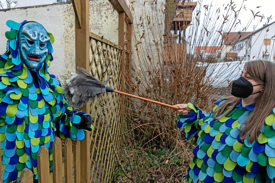 Kim Steiert bei der Arbeit. Die Häsmeisterin begutachtet, wie es um das Kostüm des Wasserfratzes bestellt ist. Fotos: A. Becher