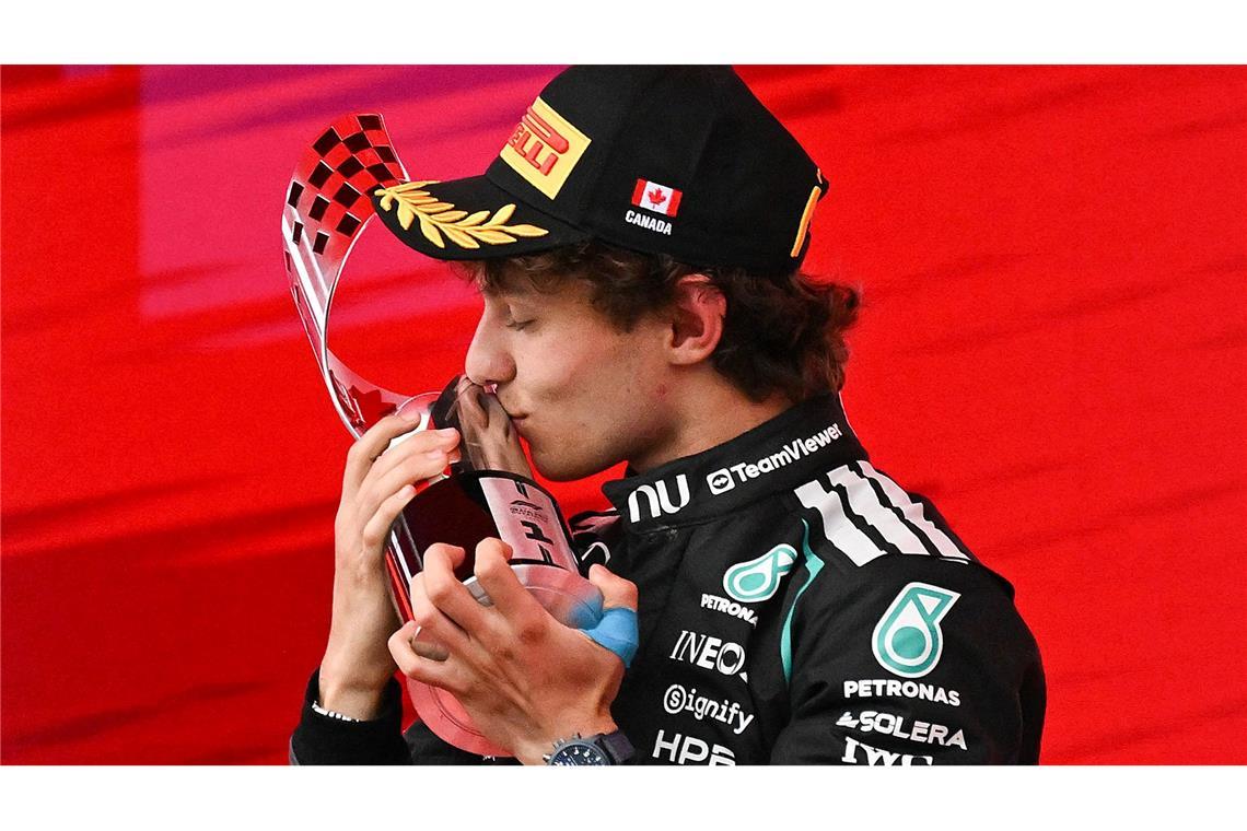 Kimi Antonelli küsst die Trophäe nach seinem Sieg.