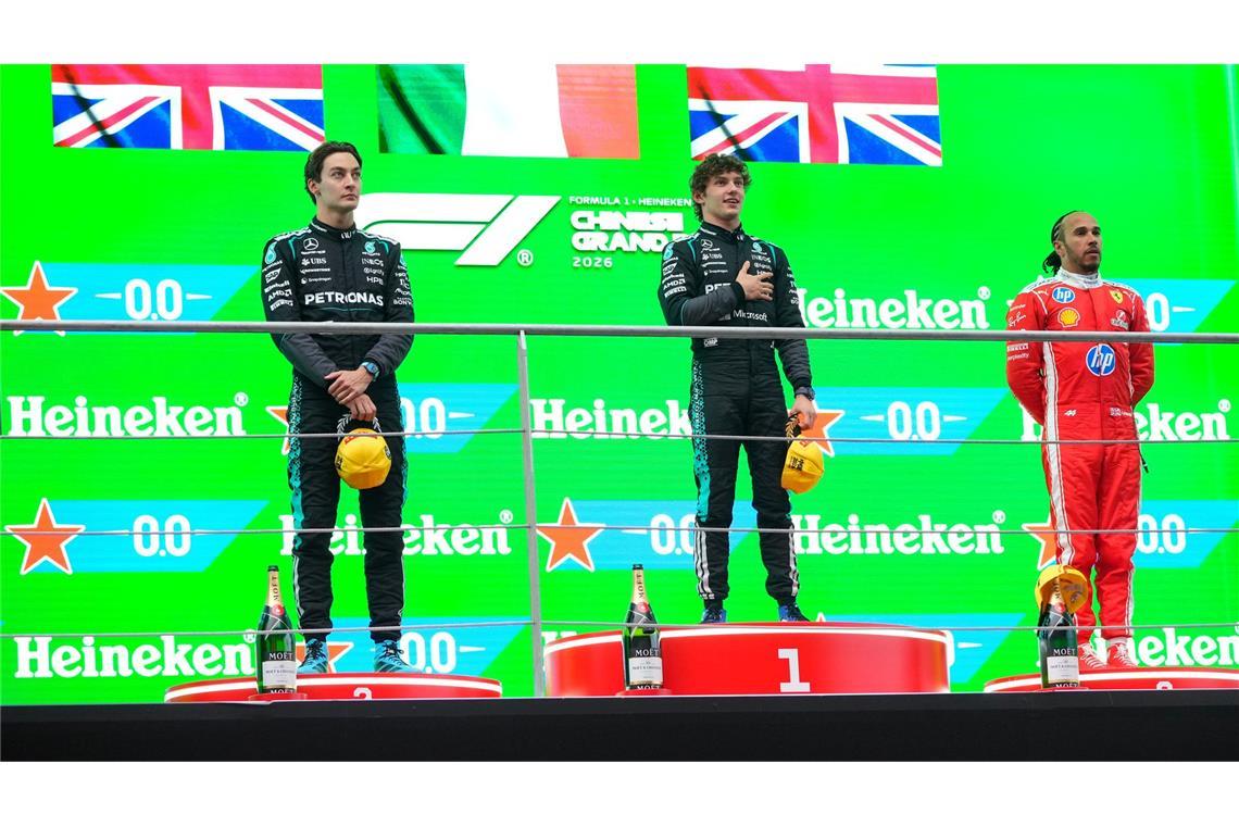 Kimi Antonelli (m) ist bei Mercedes der Nachfolger von Lewis Hamilton.