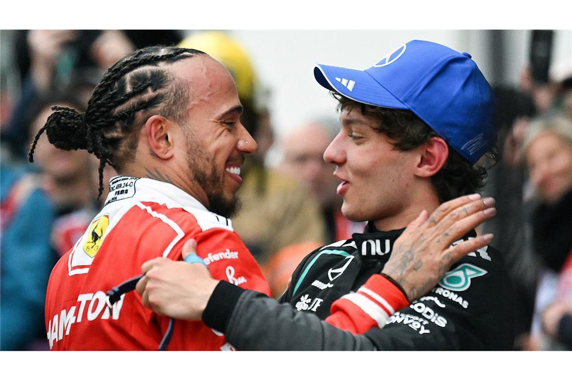 Kimi Antonelli (r) wird von Ferrari-Piloten Lewis Hamilton (l) nach seinem Sieg beglückwünscht.