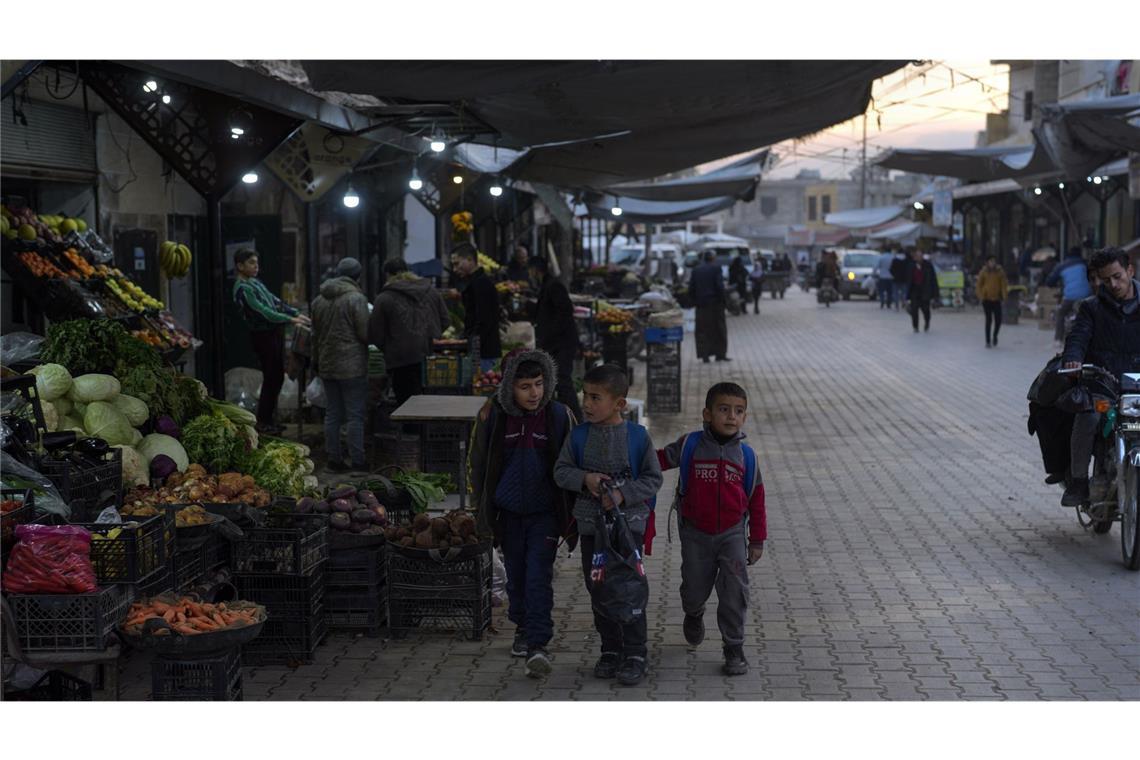 Proteste in Syrien nach Zerstörung eines Heiligtums Kinder auf einem Markt in Atareb, nördlich der Stadt Aleppo. Nach dem Sturz Assads werden neue Repressionen befürchtet (Archivfoto).