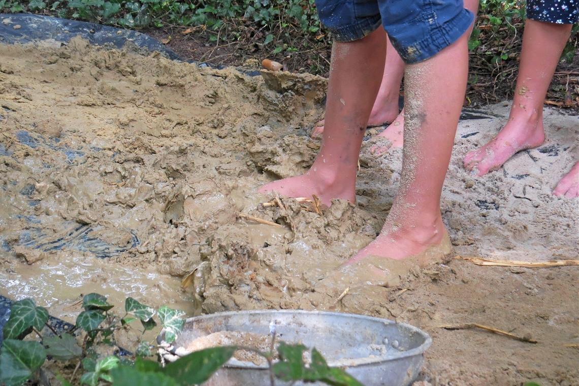 Die Natur ist reich an Geschenken und Materialabenteuern Kinder beim Lehmstampfen. Fotos: C. Schick