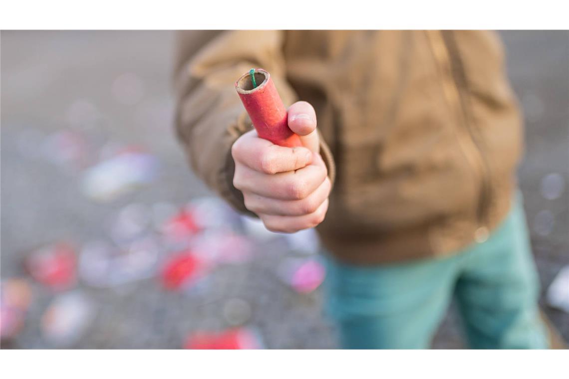 Kinder werfen Böller in Linienbus und flüchten Kinder haben in Reutlingen einen Böller in einen Linienbus geworfen (Symbolbild).