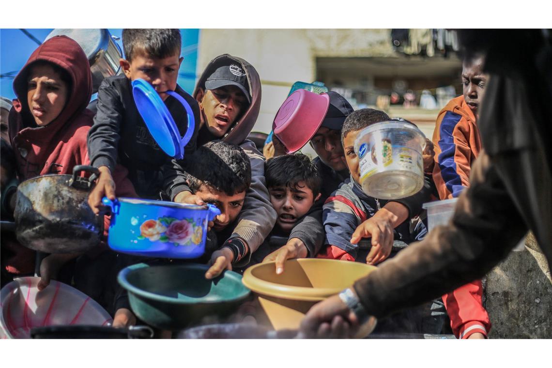 Lage in Gaza: Israel droht Einschränkung von US-Militärhilfe Kinder im Gazastreifen erhalten Lebensmittel. (Archivbild)