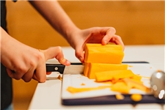 Kinder lernen mit Profis nicht nur kochen, sondern auch, wie Lebensmittel in der Region produziert werden. Foto: Hochschwarzwald Tourismus GmbH