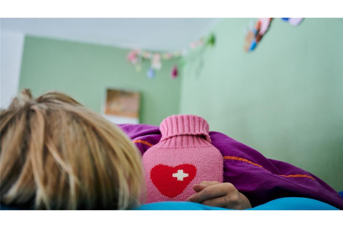 Wohl Grund für schwere Corona-Reaktion bei Kindern entdeckt Kinder mit Pims entwickeln Wochen nach einer Corona-Infektion beispielsweise hohes Fieber und Hautausschläge. (Symbolbild)