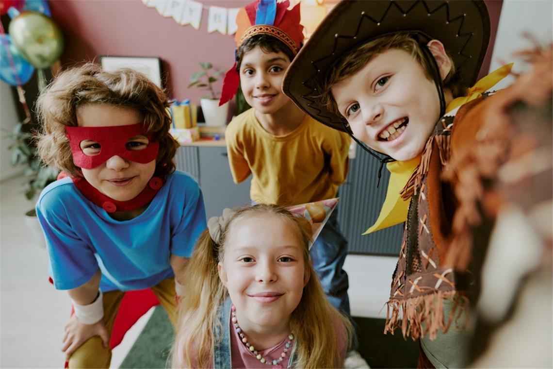 Kinder mit verschiedenen Kostümen für Fasching, Karneval oder Halloween.