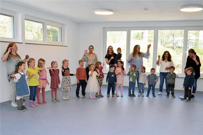 Kinder und Erzieherinnen eröffnen ihren neuen Bewegungsraum mit flotten Liedern. Foto: Elisabeth Klaper