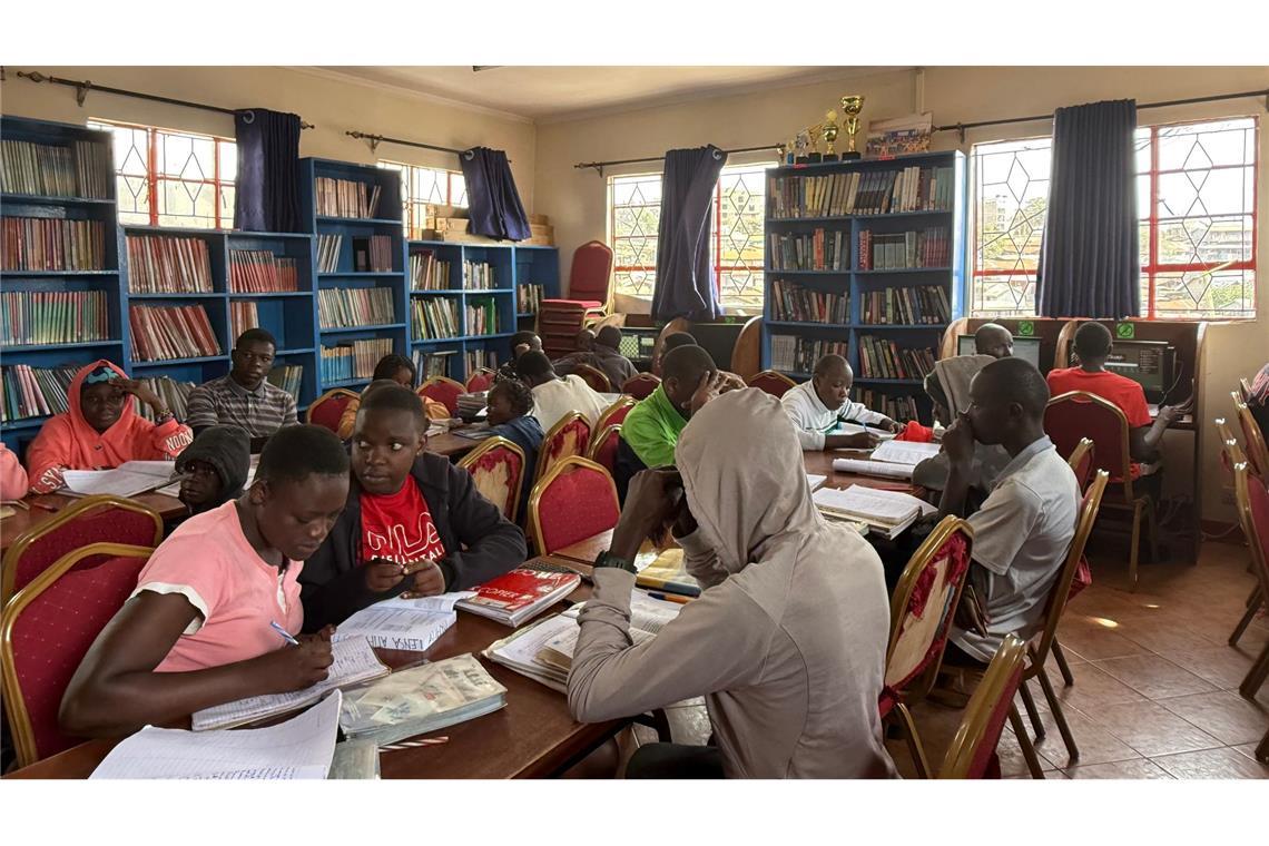 Kinder und Jugendliche lernen in der Bücherei der Selbsthilfeorganisation Shofco in Kibera, Nairobis größtem Slum. (Archivbild)