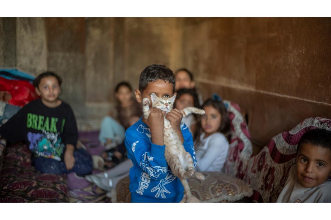 Bilder des Tages Kinder versammeln sich in dem behelfsmäßigen Bunker, der aus einem in Erde eingegrabenen Kieslaster gebaut wurde, um sie vor ankommenden iranischen Raketen in dem nicht anerkannten Dorf Al-Furaa zu schützen.