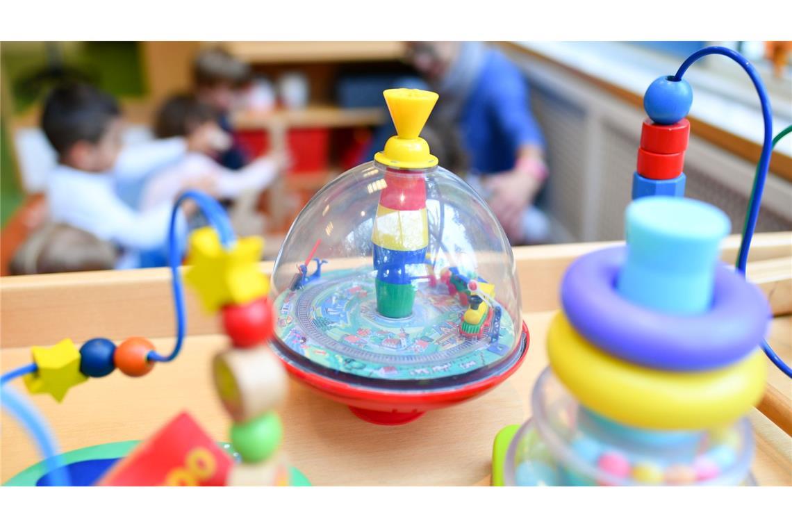 Kinderbetreuung und Soziales statt Straßenbau - die Ausgaben der Kommunen haben sich laut einer Studie deutlich verschoben. (Illustration)