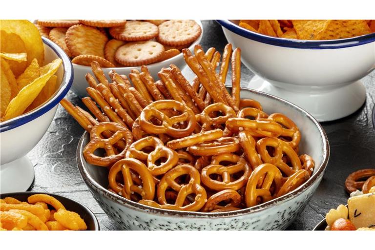 Kindersnacks locken mit bunten Verpackungen und ansprechenden Namen, enthalten aber oft mehr Salz, als gedacht (Symbolfoto).