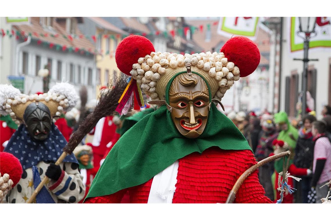 Weiberfasnet mit Krawatten-Abschneiden und Hexentanz Kinderumzug in Elzach.