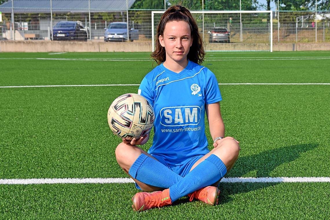 Fußballerin Kinga Schmitt hat Jule Brand als Vorbild Kinga Schmitt blickt zielstrebig in ihre sportliche Zukunft. Foto: Tobias Sellmaier