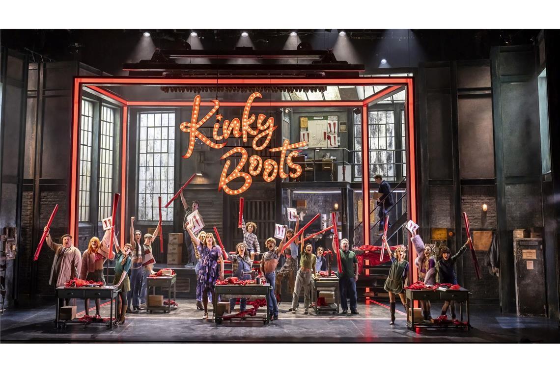 Musical "Kinky Boots": "Mehr Respekt, mehr Menschlichkeit" "Kinky Boots" erzählt die Geschichte von Charlie Price, der die angeschlagene Schuhfabrik seines toten Vaters erbt.