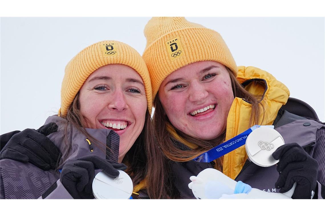 Kira Weidle-Winkelmann (links) jubelt zusammen mit Emma Aicher über Kombi-Silber.