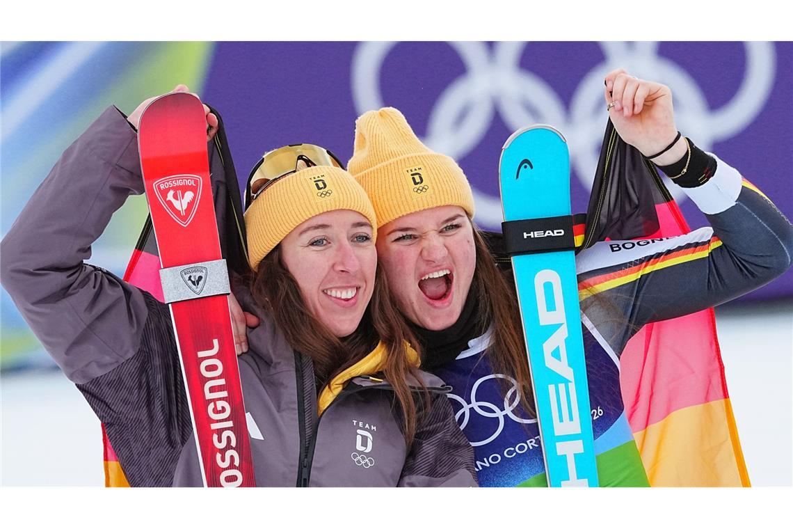 Kira Weidle-Winkelmann (links) und Emma Aicher (Deutschland) jubeln über ihre Silbermedaille.