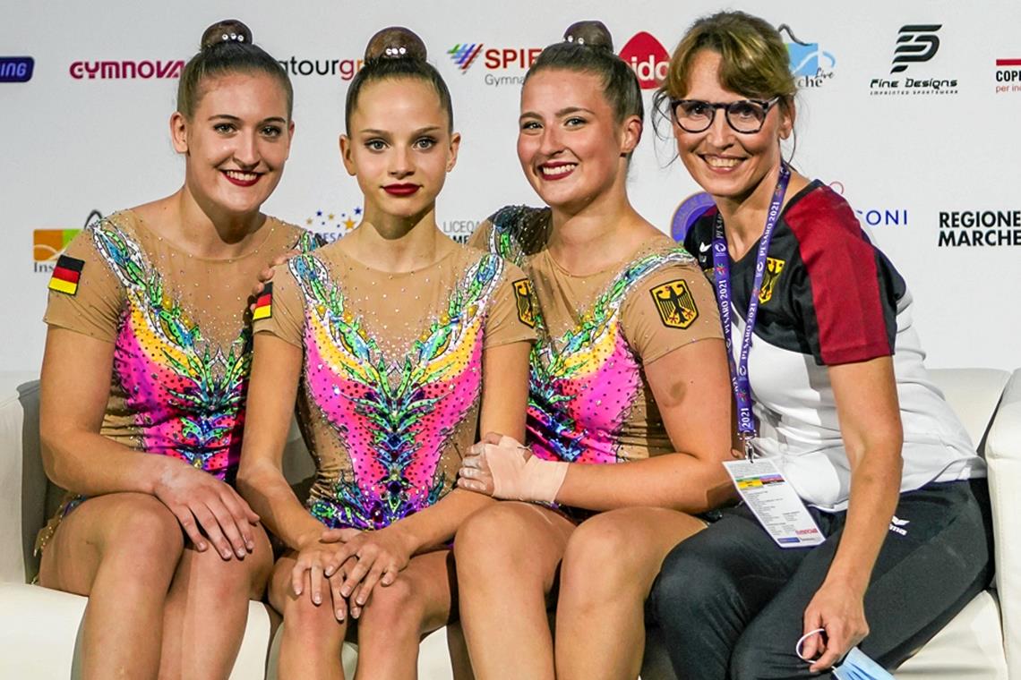 Kira Winter, Josephine Beaupré und Lena Holdefer blicken auf eine erfolgreiche Zeit als Sportakrobatinnen bei der SKG Erbstetten mit Trainerin Birgit Cuntz (von links) zurück. Foto: F. Kuntoro