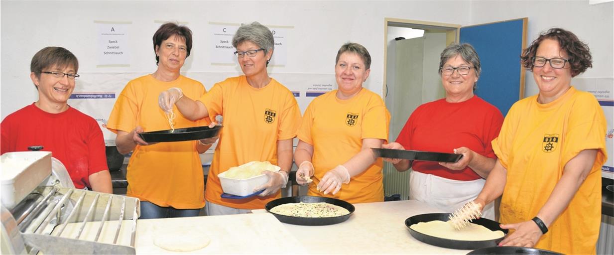KIRCHENKIRNBERG (pm). Die Bürgerschaft Kirchenkirnberg lädt am Wochenende zu ihrem traditionellen Salzkuchenfest in den Murrhardter Stadtbezirk auf dem Festplatz neben der Gemeindehalle ein. Gestartet wird am Samstag, 27. Juli, um 14 Uhr. Am Sonntag, 28. Juli, wird der Tag mit einem Gottesdienst auf dem Festgelände eingeläutet, den Pfarrer Steffen Kaltenbach gestaltet. An beiden Tagen wird die Bürgerschaft ihre Gäste vor allem mit ofenfrischem Salzkuchen sowie mit Spezialitäten vom Grill verwöhnen. Dafür werden sich die Vereinsteams wieder mächtig ins Zeug legen (Foto). Jeweils nachmittags gibt es selbst gemachten Kuchen. Bei schlechter Witterung zieht die Festgemeinschaft in die Gemeindehalle um. Archivfoto: E. Klaper