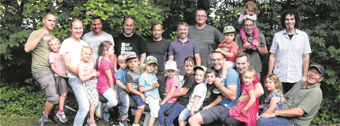 KIRCHENKIRNBERG (pm). Wie hatten sich die Kinder auf diesen Tag gefreut! Und dann war es endlich so weit. Die Väter der Mädchen und Jungen, die in den evangelischen Kindergarten Kirchenkirnberg gehen, kamen am späten Nachmittag mit ihrem Nachwuchs, Rucksack, festem Schuhwerk und viel Vorfreude in die Einrichtung – zum gemeinsamen Aktionstag, wie der Kindergarten berichtet. Während der Wanderung zum Spielhofspielpatz wurden Haselnussstecken fürs spätere Grillen gesucht. Am alten Sportplatz angekommen, standen gemeinsame Spiele auf dem Programm. So durften Kinder im großen Schwungtuch in die Höhe fliegen. Außerdem musste Wasser mit Schwämmen transportiert und Kinder mussten huckepack getragen werden. Nach diesen Herausforderungen machte sich langsam Hunger bemerkbar, und für Väter und Kinder ging es ans gemeinsame Grillen, bevor es sich alle schmecken ließen. Im Anschluss hieß es für die Mädchen und Jungen, den Spielplatz in vollen Zügen zu genießen: Wippen, Klettern, Schaukeln und mit dem Karussell fliegen waren angesagt. Fazit: Wie schön, wenn Väter und Kinder gemeinsam etwas unternehmen. Foto: privat