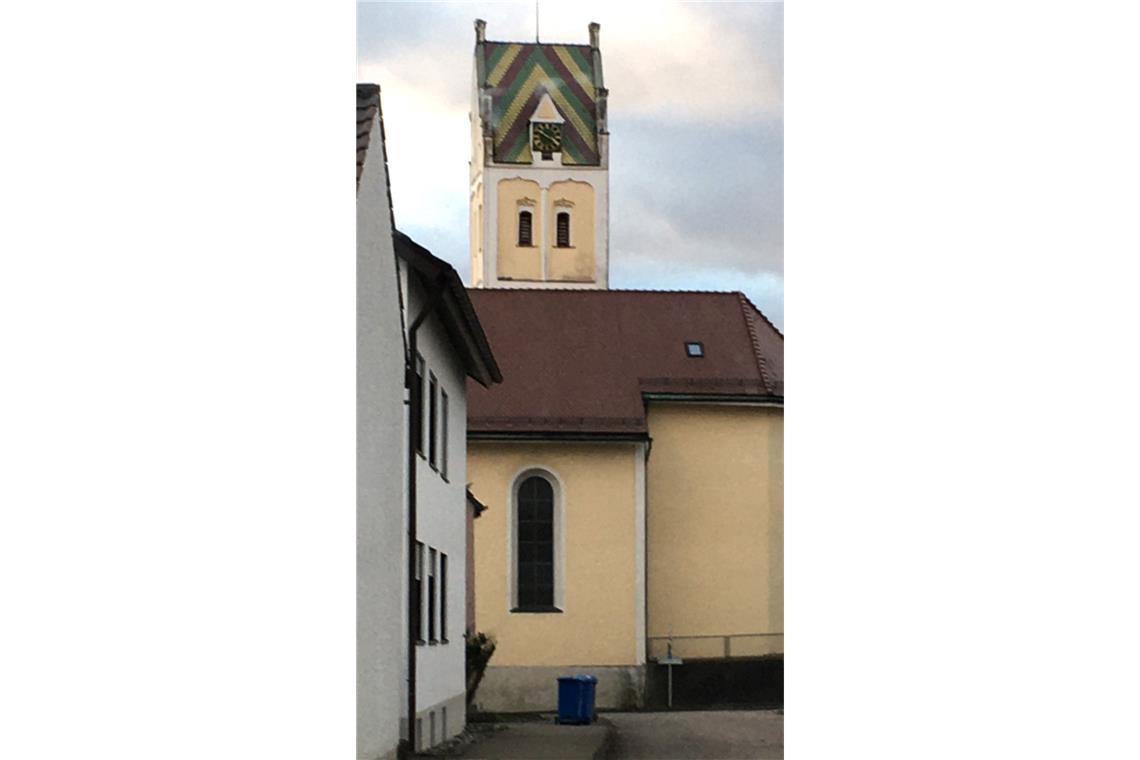 Junge Stuttgarter Architekten entwerfen ein Haus fürs ganze Dorf Kirchturm in Ingerkingen mit farbigen Dachpfannen – vielleicht eine Inspiration für . . .
