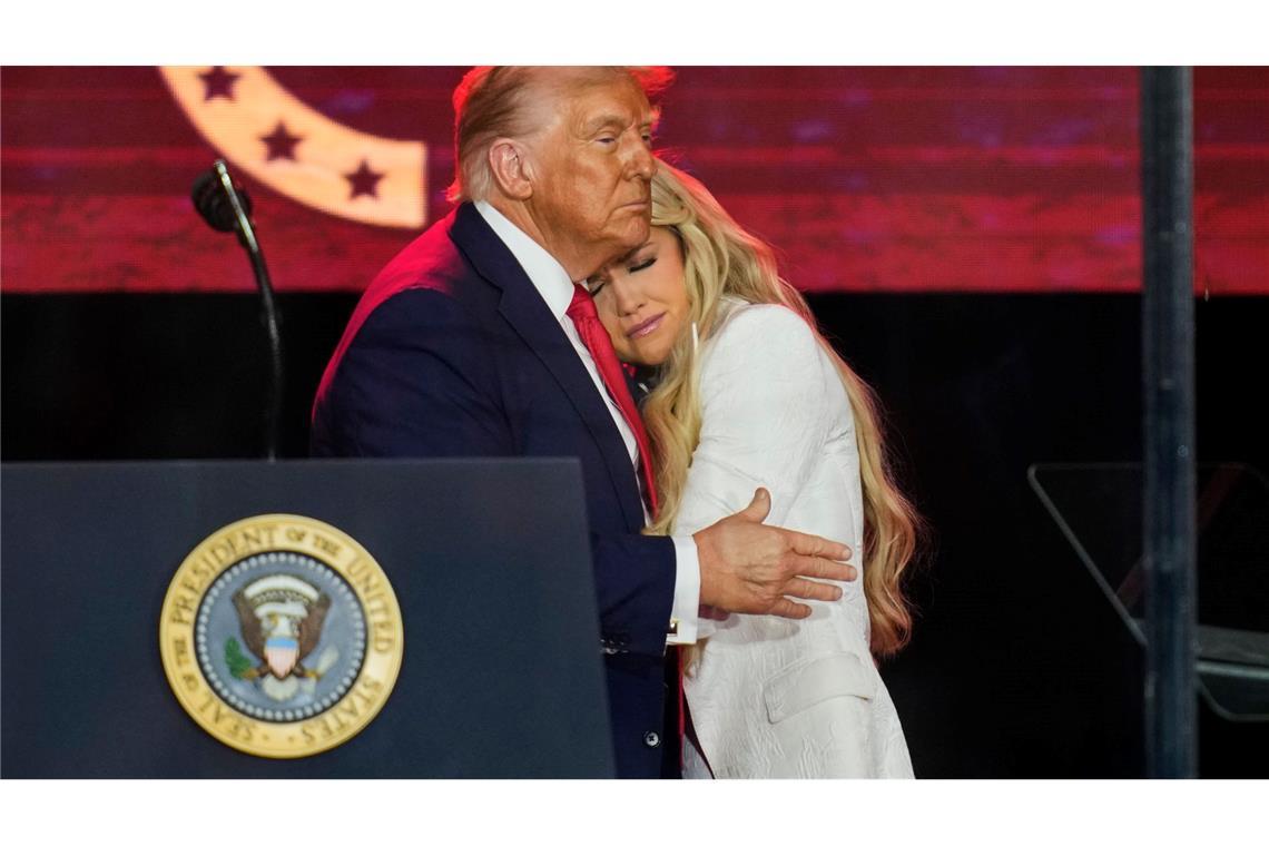 Kirks Witwe an Trumps Brust: Trauerfeier für den erschossenen Aktivisten Charlie Kirk.