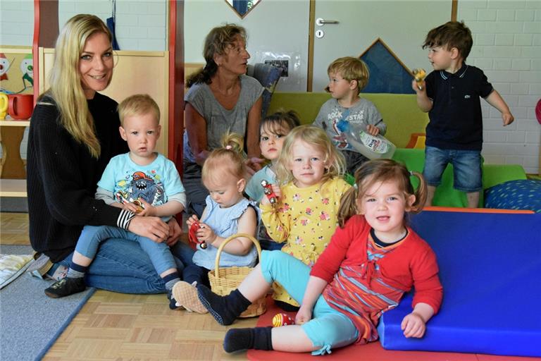 Kitaleiterin Melanie Sorg (links) und Erzieherin Sibylle Mohr (hinten) mit den Jüngsten der Krippengruppe. Foto: Elisabeth Klaper