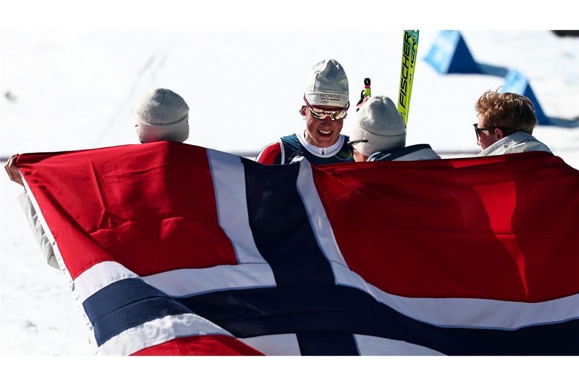 Klaebo (2.v.l.) siegte mit Norwegens Staffel souverän.