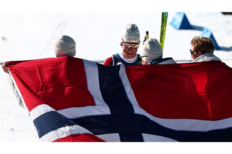 Klaebo (2.v.l.) siegte mit Norwegens Staffel souverän.