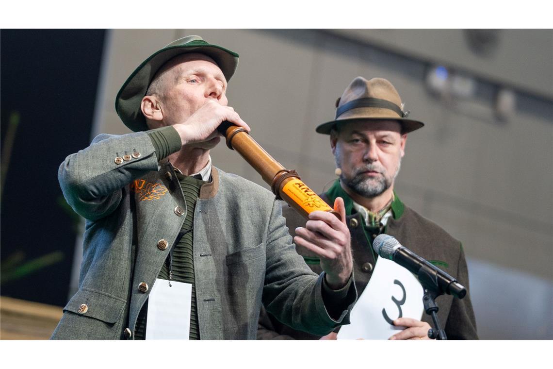 Klang von allen Teilnehmern am besten wie ein Hirsch: Der Gewinner der Deutschen Meisterschaft der Hirschrufer, Thomas Soltwedel (links).