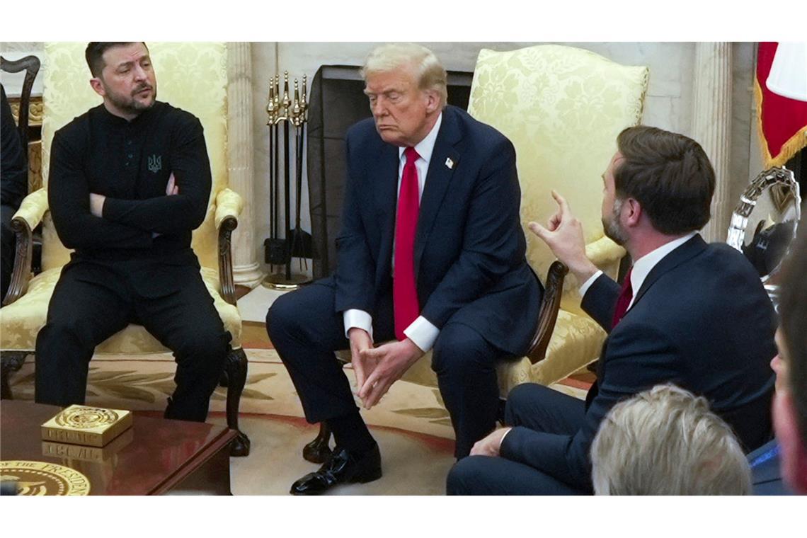 Selenskyj in London: Warmer Empfang für den Angegriffenen Klare Körpersprache: Selenskyj (l.) hört die Zurechtweisung durch den US-Präsidenten Trump und dessen Vize J.D. Vance.