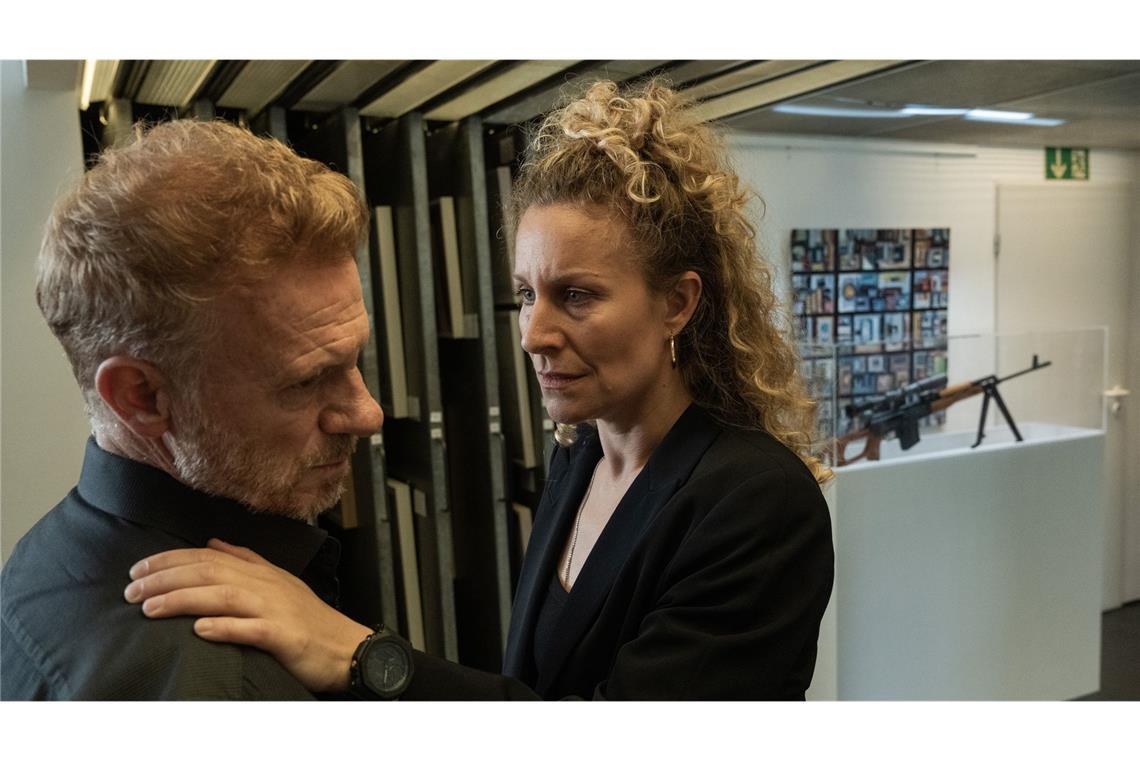 Klasnić (Alessija Lause, r) redet Lorik Duka (Kasem Hoxha, l) ins Gewissen.