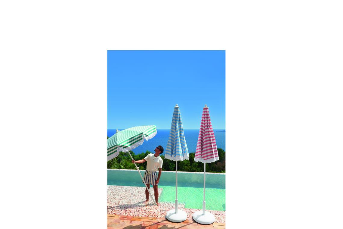 Klassisch gestreifte Sonnenschirme in Rosarot, Blau, Aquamarin hat Fermob im Programm, der Outdoor-Spezialist hat dieses Jahr seine erste Outdoor-Küche herausgebracht.