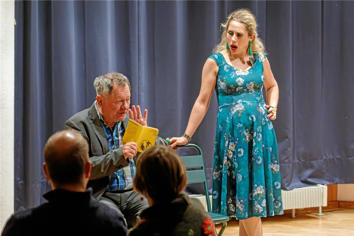 Schräge Liebesgeschichte voller Einsamkeit Klaus Ellmer und Steffi Bepunkt haben sehr intensiv gespielt. Foto: Stefan Bossow