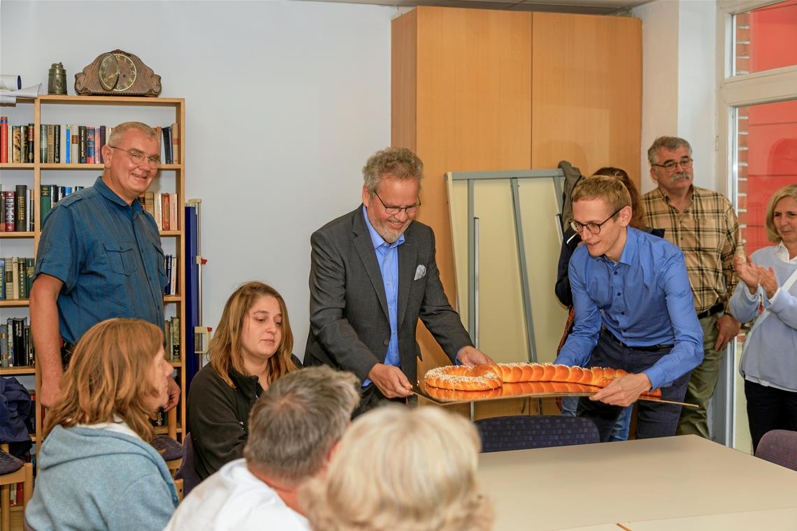 Für einen guten, geschützten Start Klaus Engler, Abteilungsleiter der sozialtherapeutischen Hilfen, erhält den wohlschmeckenden Schlüssel von den Geschäftsführern Wolfgang Sartorius und André Frank (von links). Fotos: Stefan Bossow