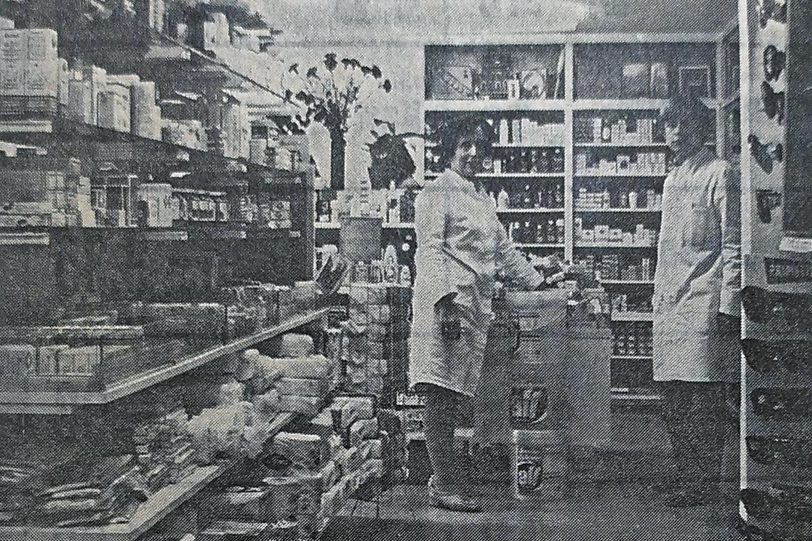 Klaus Lang mit seiner Mutter Helga Lang nach der Modernisierung des Ladens in der Brunnengasse in den 1960ern. Foto: gü/Murrhardter Zeitung