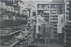 Klaus Lang mit seiner Mutter Helga Lang nach der Modernisierung des Ladens in der Brunnengasse in den 1960ern. Foto: gü/Murrhardter Zeitung