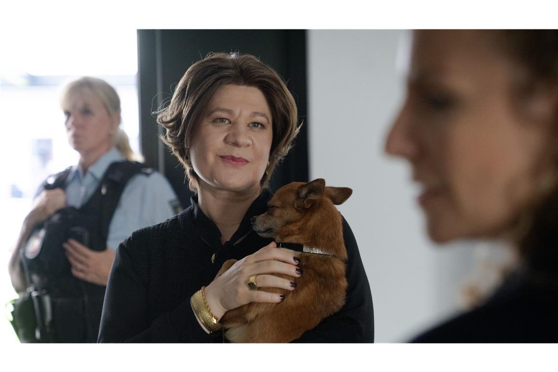 Klea Duka (Elda Sorra, l) im Gespräch mit Ira Klasnić (Alessija Lause, rechts).