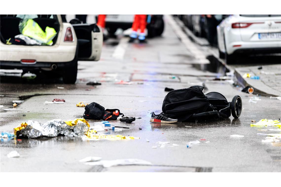 Fahrer von München in U-Haft – Islamistische Gewalttat? Kleidung und ein Kinderwagen liegen nach dem Anschlag auf der Straße.