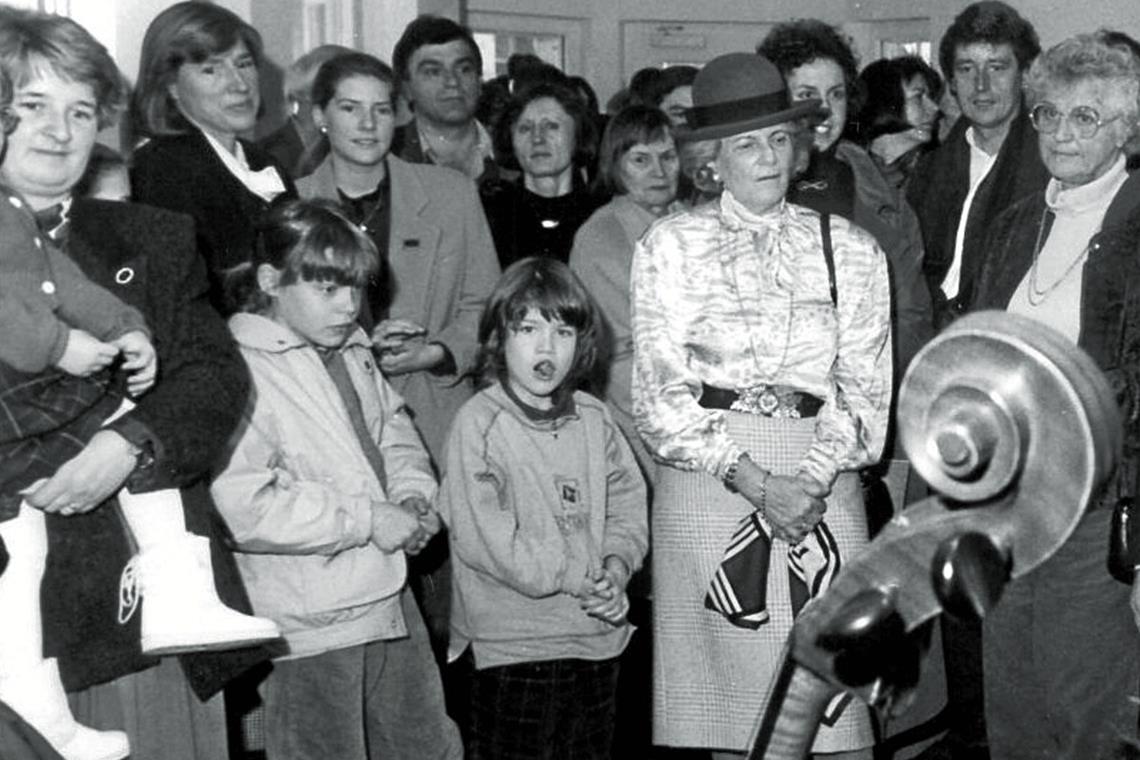 „Oase der Schönheit und Besinnlichkeit“ Kleine Gesellschaft bei der Neueröffnung der Galerie in den Räumen in der Nägelestraße 9.