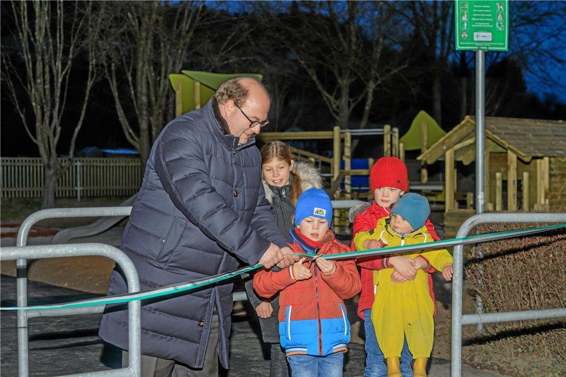 Kleine Leute helfen Bürgermeister Armin Mößner bei der Einweihung des Spielplatzes.