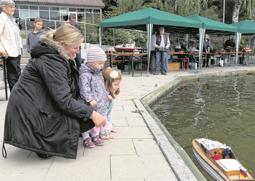 Flitzer erobern den Waldsee Kleine Leute können am Wochenende originalgetreue Schiffsnachbauten bestaunen. Auf dem Fornsbacher Waldsee finden auch etliche Modellbootrennen statt. Archivfoto: J. Fiedler