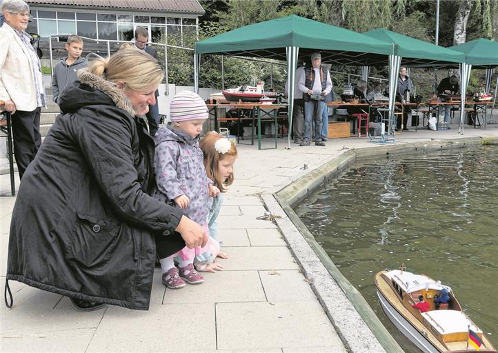 Kleine Leute können am Wochenende originalgetreue Schiffsnachbauten bestaunen. Auf dem Fornsbacher Waldsee finden auch etliche Modellbootrennen statt. Archivfoto: J. Fiedler