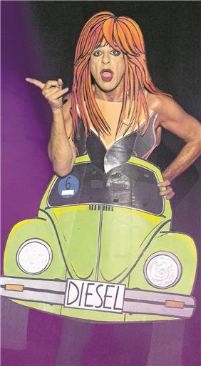 Kleine politische Einlage: „Du hast mich tausendmal belogen“, singt Ennio Marchetto als Andrea Berg, klappt den Rock hoch, sodass ein VW-Käfer Diesel erscheint. Foto: J. Fiedler